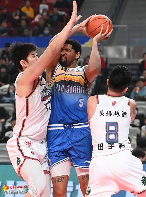 关于新疆男篮战胜广州队，实力碾压对手再现神勇的信息